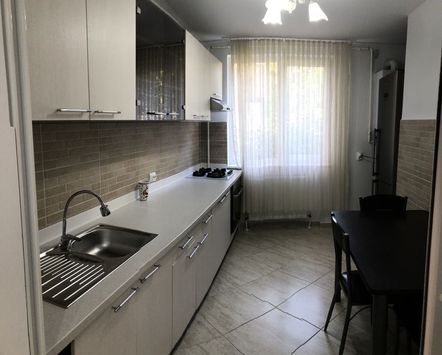 Proprietar vând apartament 3 camere, decomandat , parter, zonă centru.