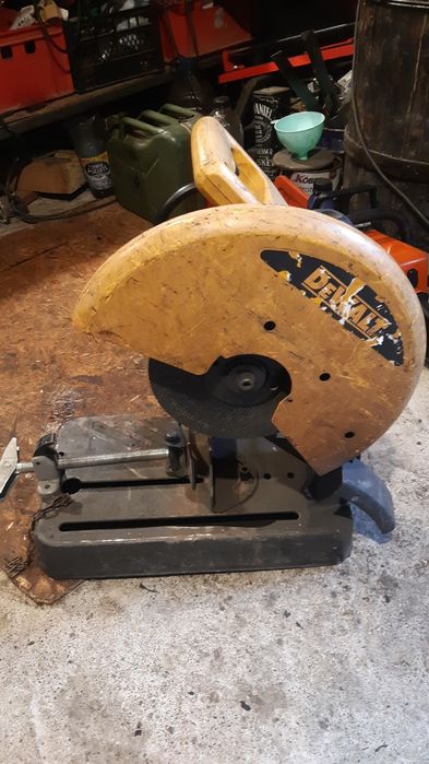 Ungiular petru metal