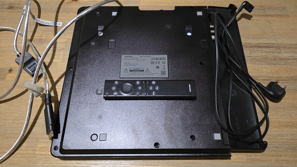 TV Samsung 65QN95B cu One Connect, ecran spart