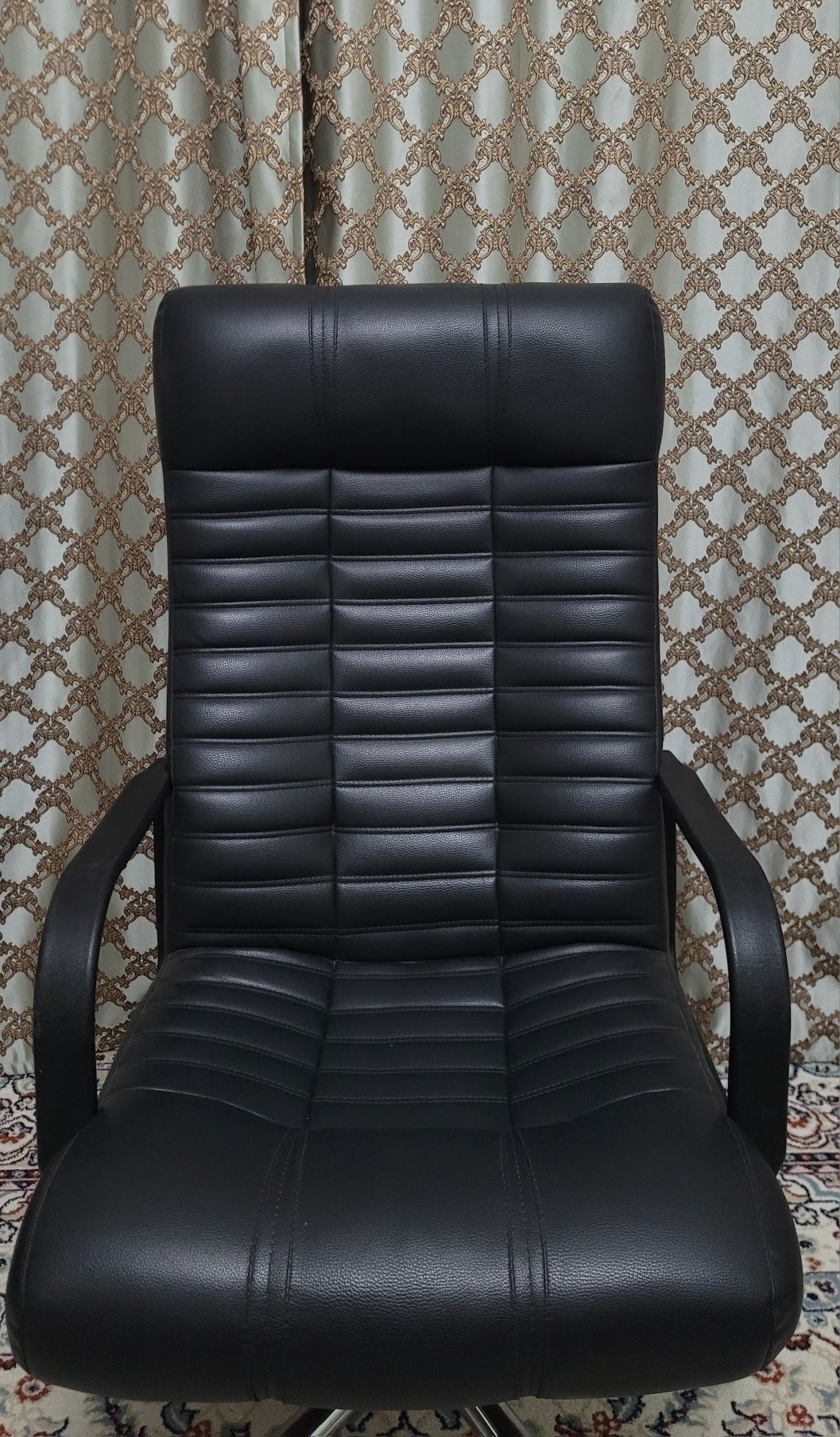 Офисное кожанное кресло