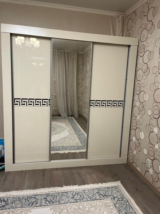 Продам большой белый шкаф, двери рабочие.