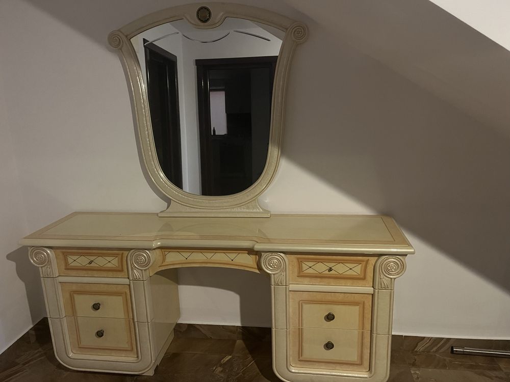 Mobilier cu oglinda din cristal si doua noptiere