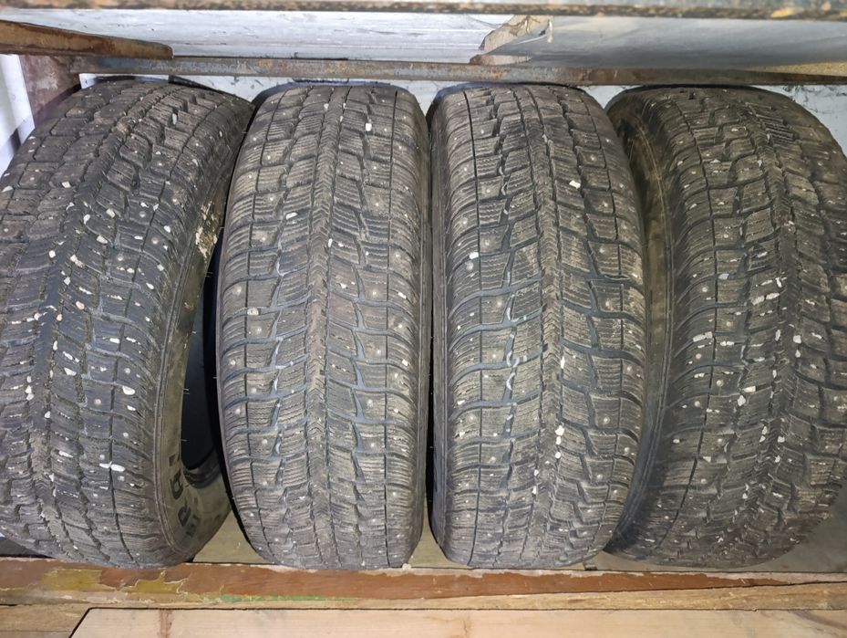 Продам зимние шипованые шины 215/60/16