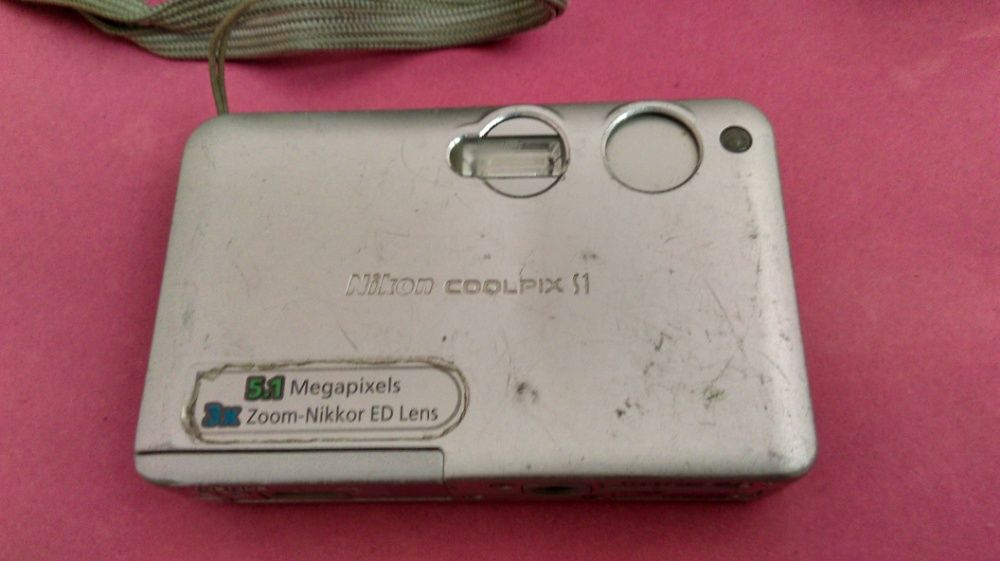 Цифров фотоапарат" Nikon"за снимане и видеоклипове.