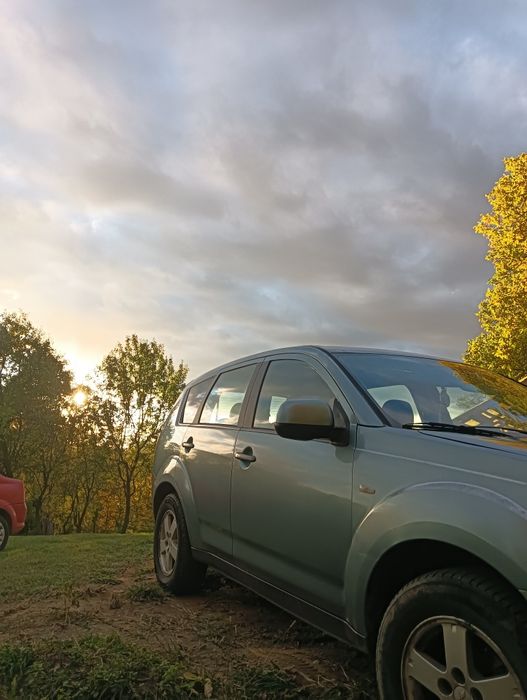 Vând Mitsubishi Outlander
