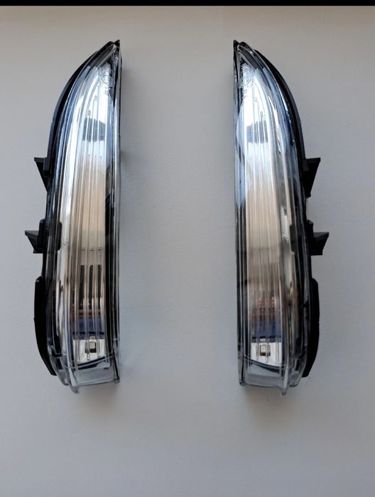 Продам на Лада  Веста новые повторители паворота  зеркал