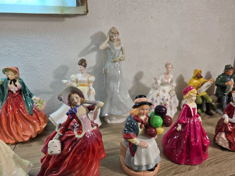 Над  30 броя  - порцеланови кукли Royal Doulton !!!