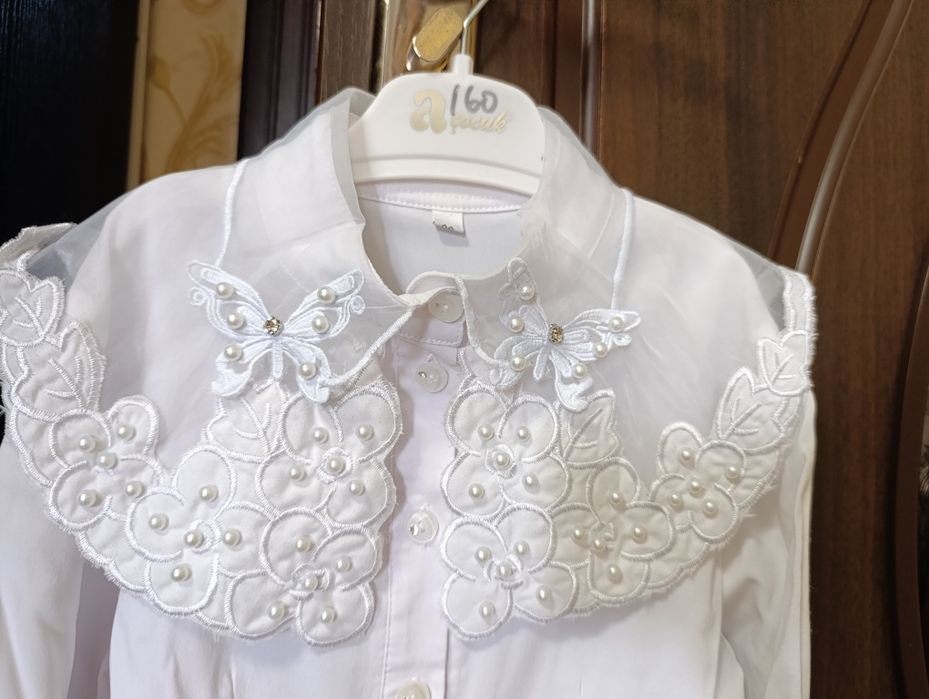 Продаются белые школьные рубашки.