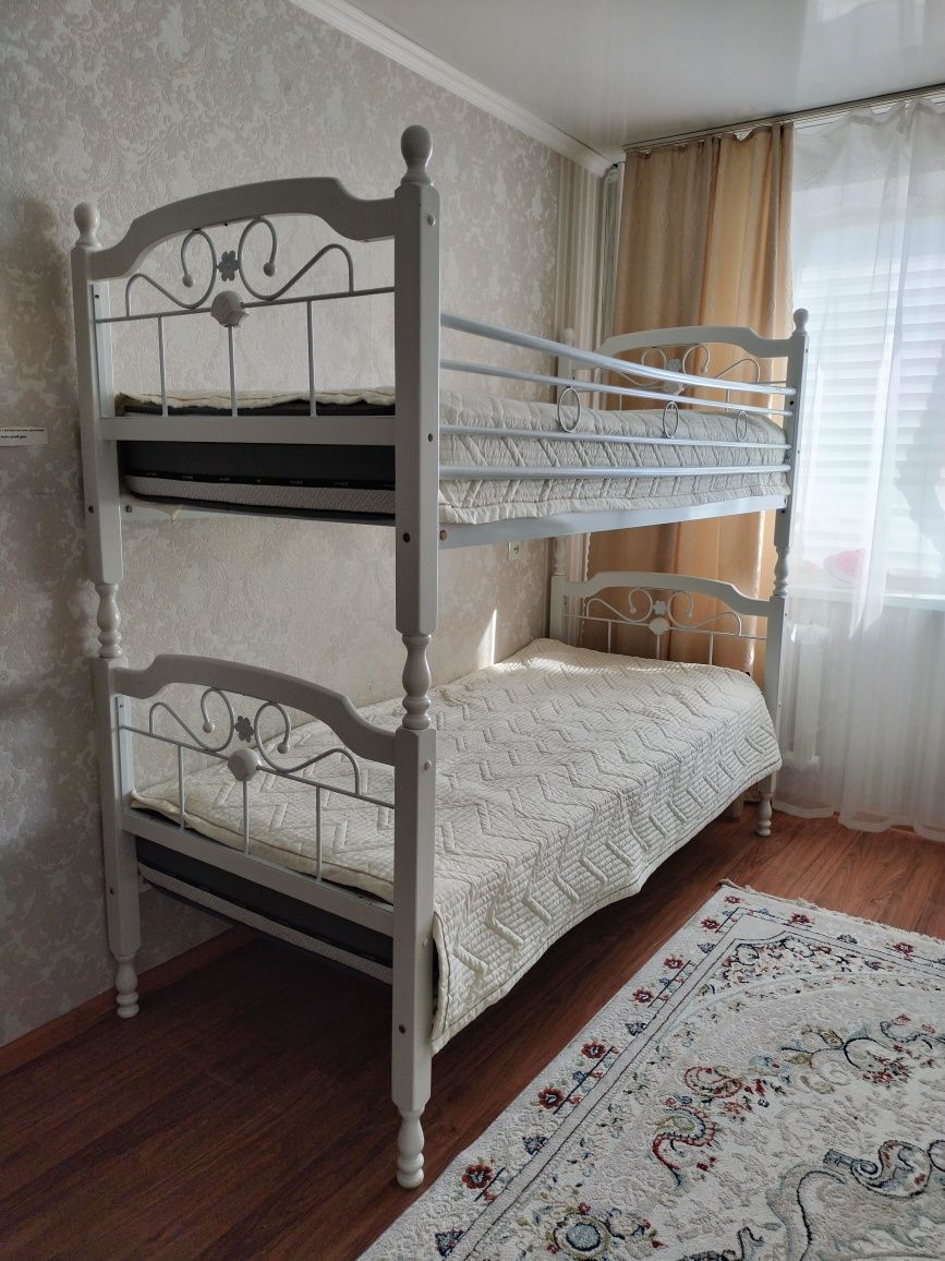 Продам кровать с матрасом в отличном состояние
