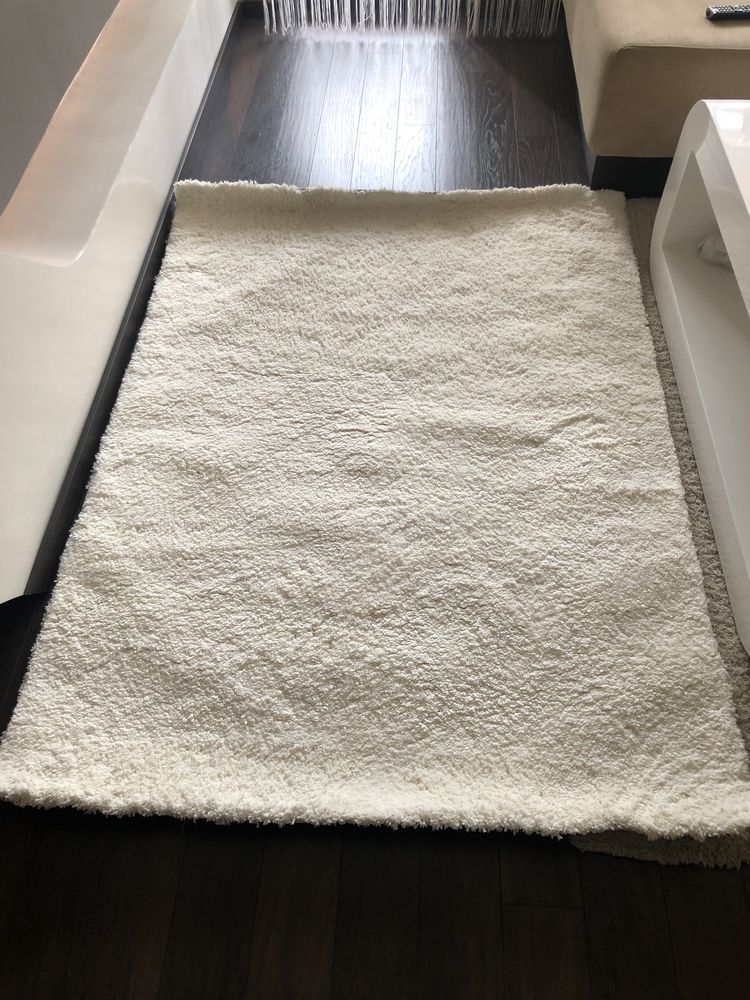 Чисто нов пухкав килим
