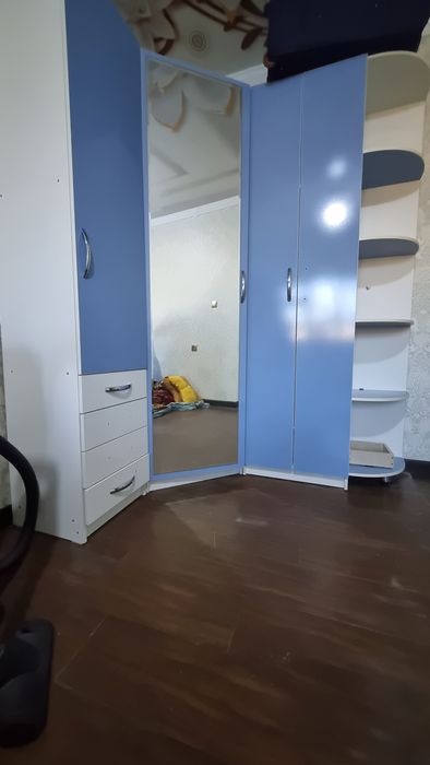 Большой шкаф и кровать