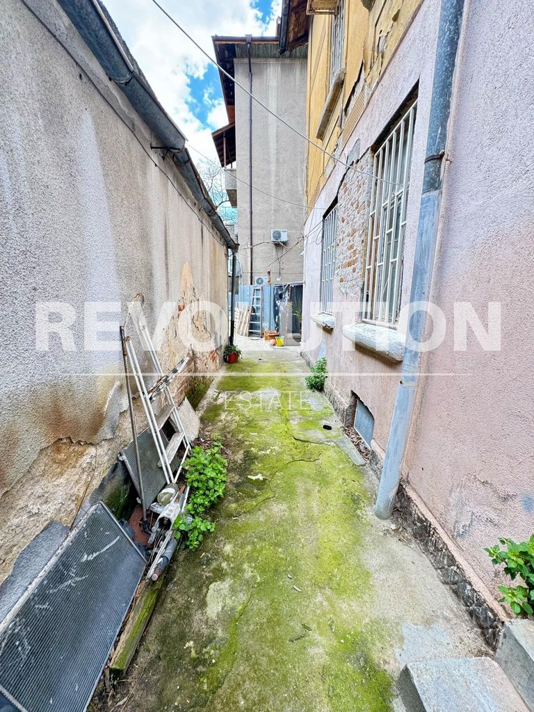 Продава се Етаж от къща в Пловдив, Център - 158 кв.м за 2026 €/кв.м - Снимка #1