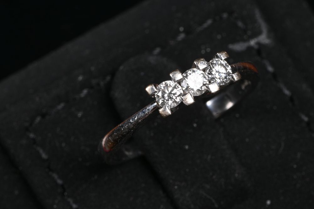 Златен Пръстен бяло Злато 18к (750) годежен 3 диаманта, 0.30кт Разм 55