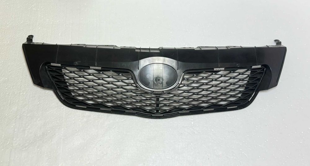 Оригинальная решетка радиатора на Toyota Сorolla