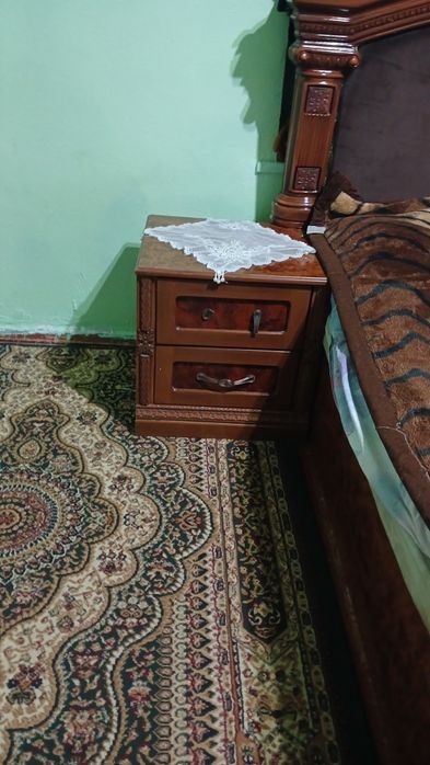 Срочно придётся спальный мебель шкаф для одежды кровать и две тумбочки