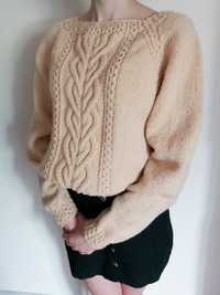 Ръчно плетен пуловер с аранови елементи