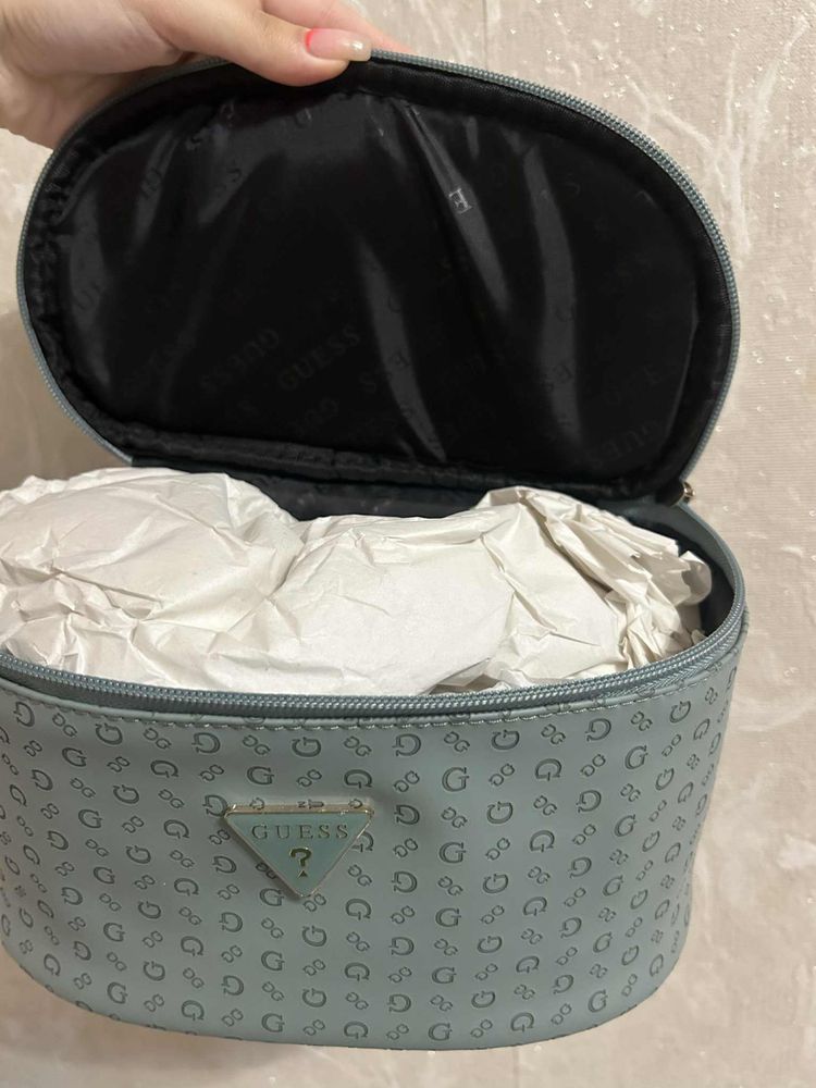 Чисто нов кожен несесер Guess