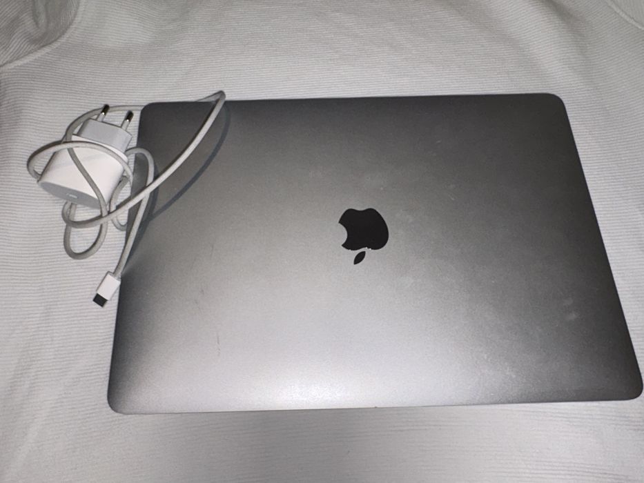 MacBook Air 13″ 2020, M1 8 Cores, 8 GB, 7 core GPU