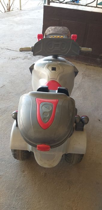 Elekyro motosikl. Skutr.
