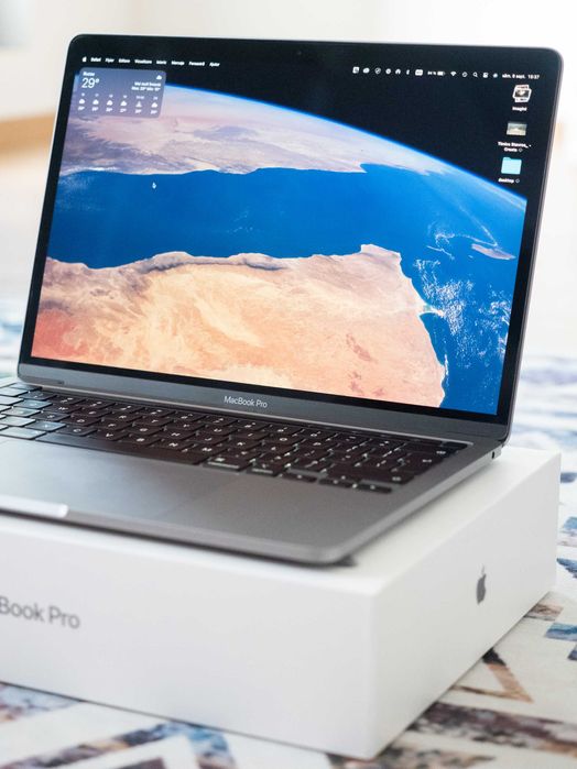 MacBook Pro M1, 16GB RAM, 256GB SSD, Touch Bar – impecabil, cu cutie