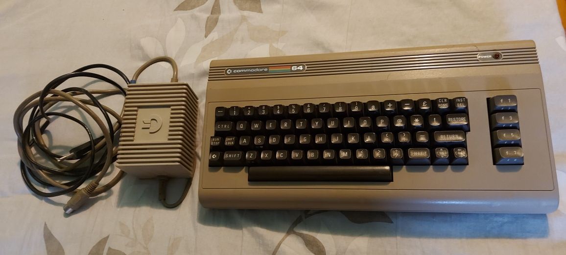 Commodore 64 Breadbin (1984) + Alimentator