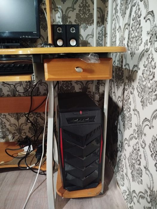 Продам компьютерный стол