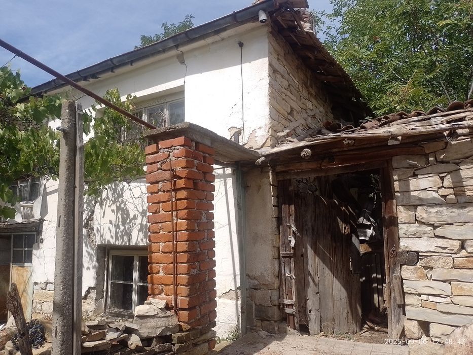 Продавам дялан камък за суха зидария