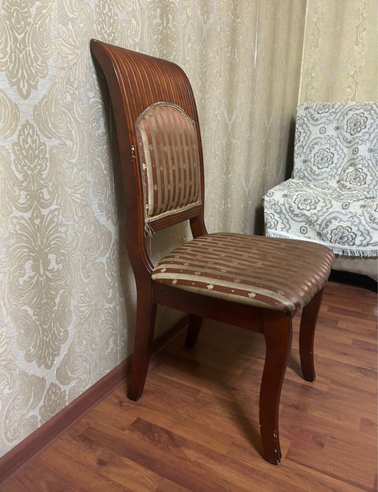 Стол со стульями