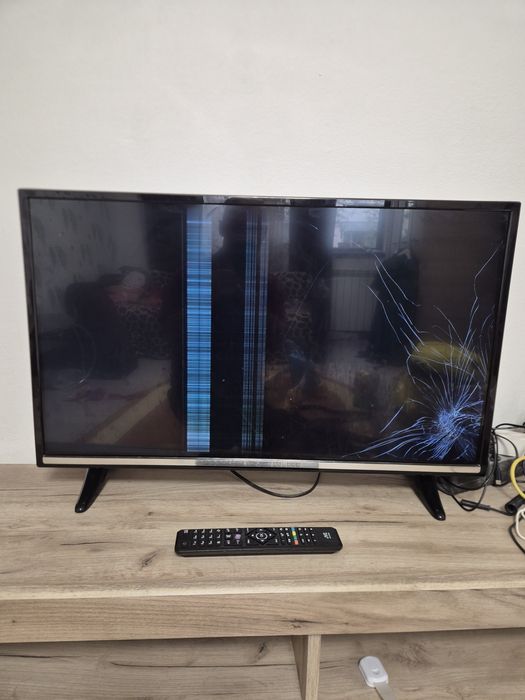 Vând televizor JVC Smart