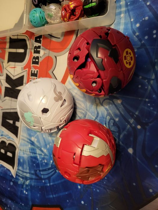 Set bakugan battle brawlers cu cutie si pistă joaca