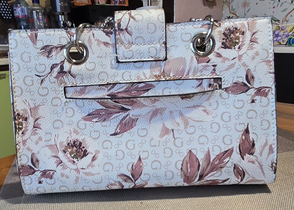 Дамска чанта GUESS