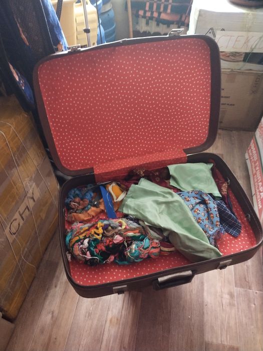 Продам чемодан, ,дрель руч.,,электросверлилка ,