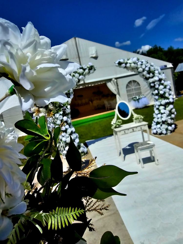 Cort Evenimente nunta botez  mese si aranjamente florale