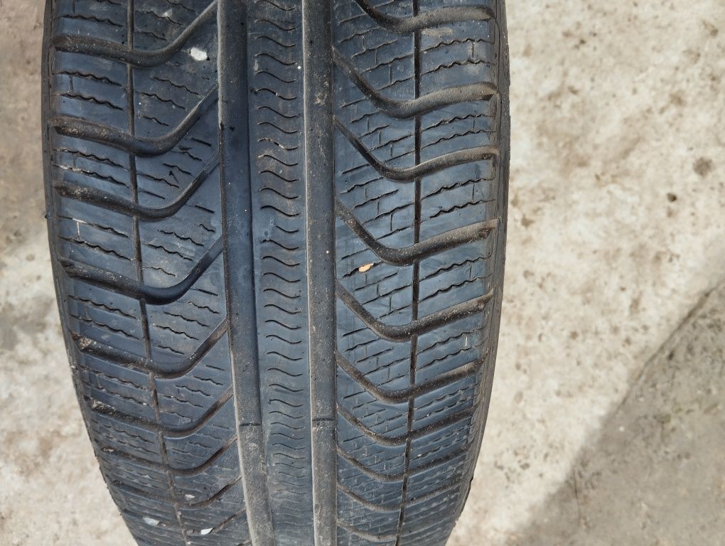 Vând roată de golf 4, 205 55 R16, cauciuc Pirelli all season