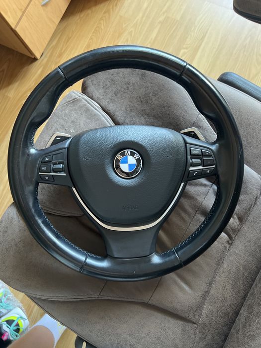 Продавам Оригинален Волан с пера за bmw f10-f11