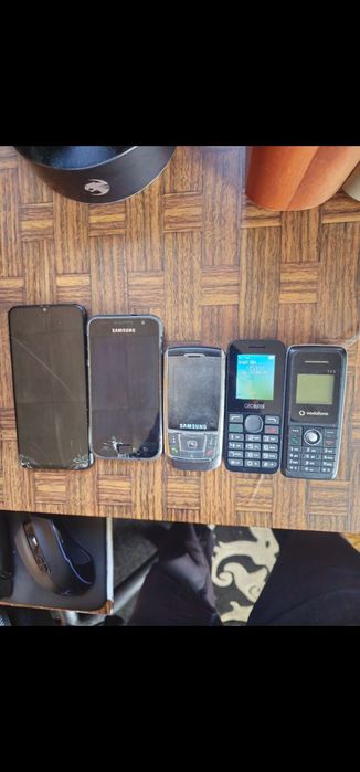 5бр телефона единия тръгва другите незнам дали работят