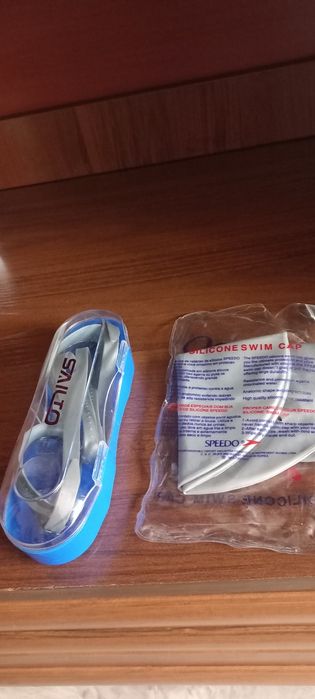 очки и шапочку для плавания