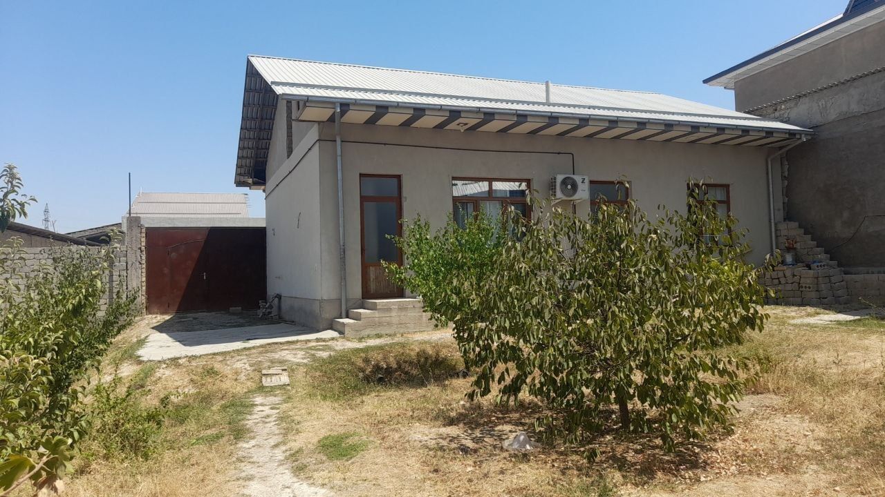UY (Hovli) sotiladi. 5,5 sotix. Srochniyga sotiladi.