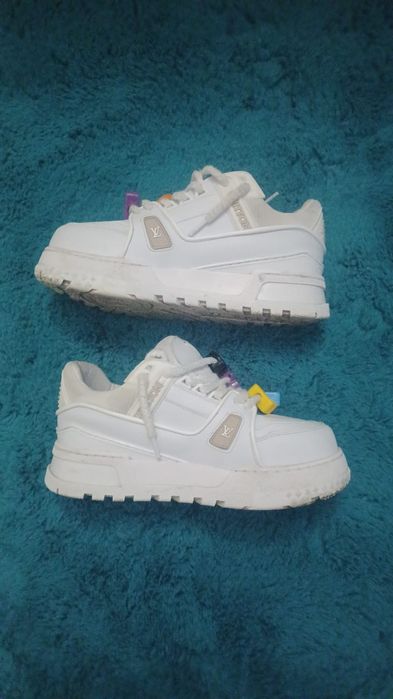 Adidași LV maxi white