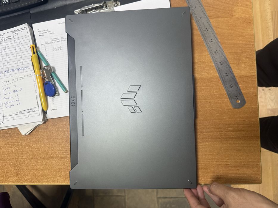 Игровой ноутбук очень в хорешем состояние