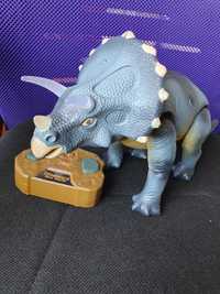 Интерактивная игрушка Динозавр Трицератопс на пульте управления
