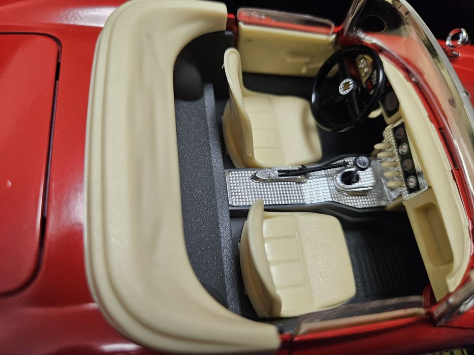 Macheta Die-cast Metal/Plastic Bburago scala 1:18 Jaguar E Cabriolet