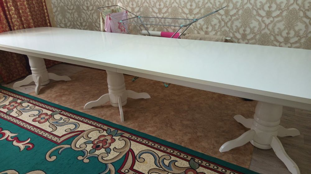 Продам стол для гостиной