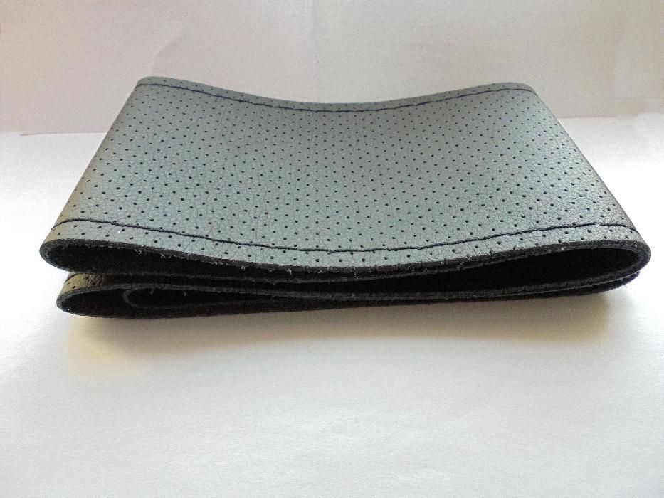 Husa din Piele Neagra Perforata pentru Volan Auto