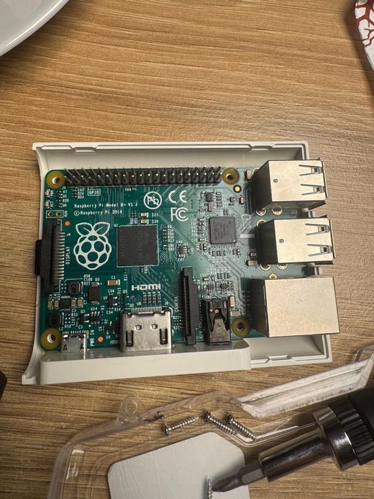 Raspberry Pi Model B v1.1. Și v1.2.
