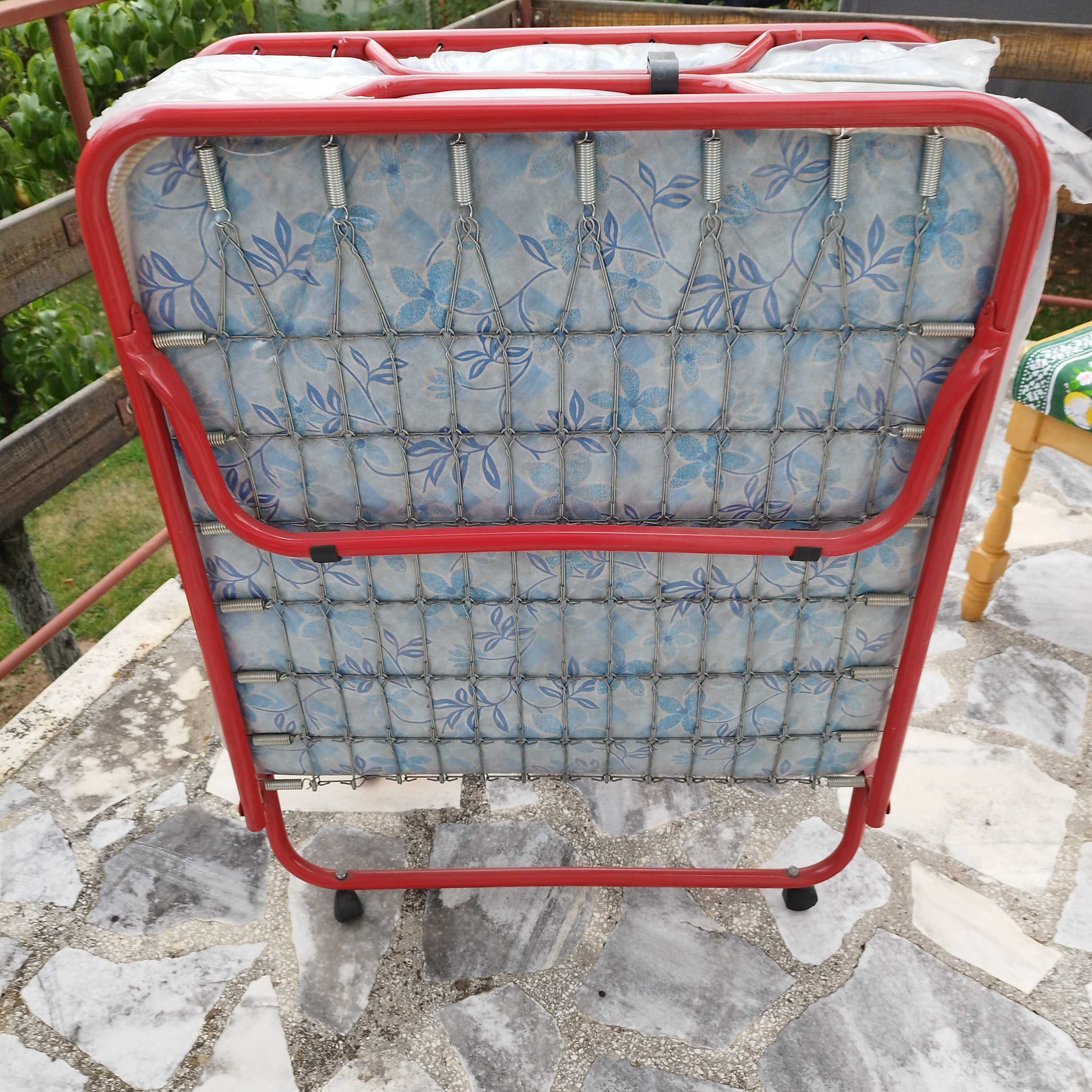 Продавам походно легло