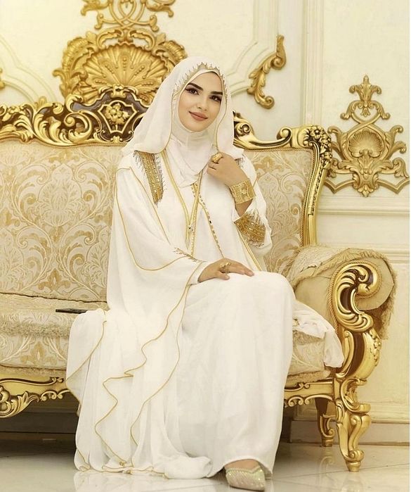 Продам Абая, произведено в Дубае цвет белый с золотом. Размер 44 - 46.