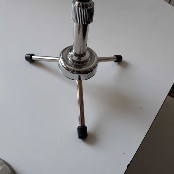 microfon cu stativ