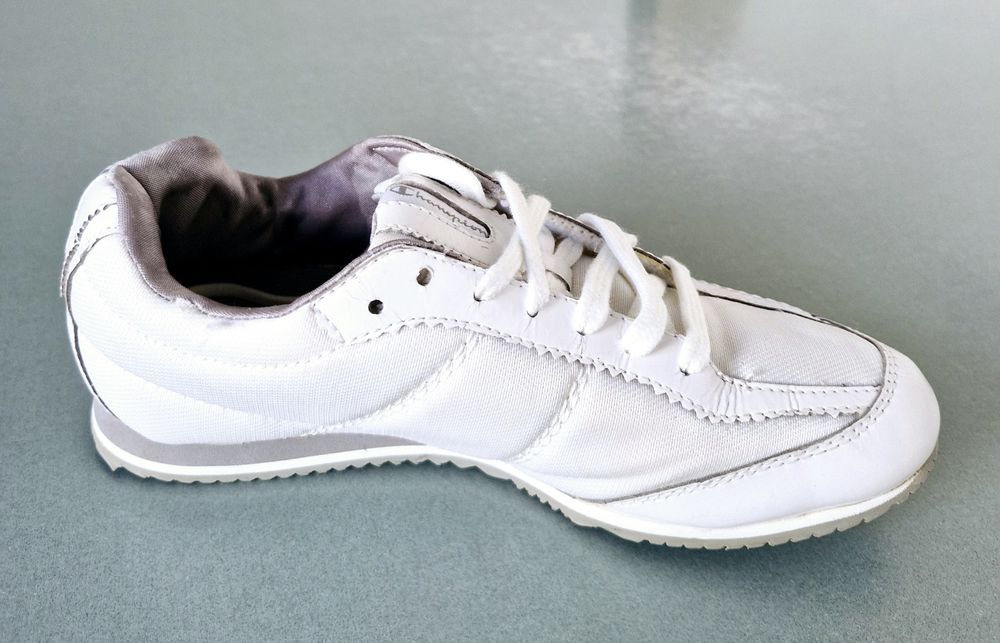 Vând adidași champion