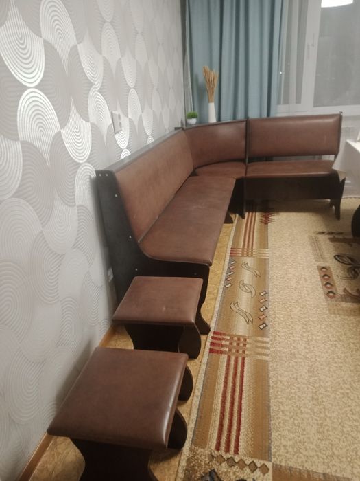 Продам кухонныи угловои диван